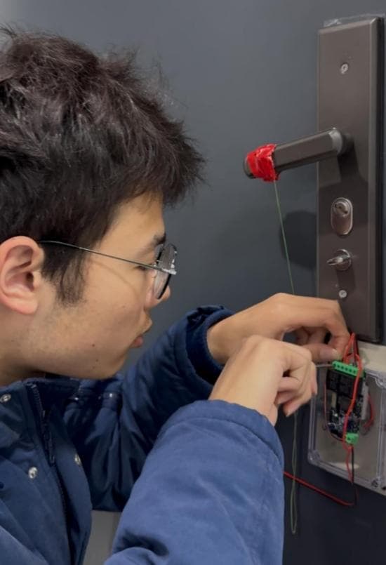 三一职院学生将手机变成宿舍遥控器 打造智能生活新体验