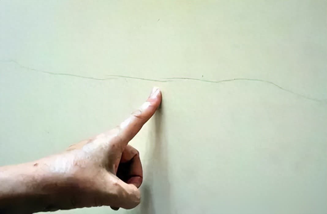 墙面瓷砖为什么裂开（瓷砖开裂脱落怎么办？）