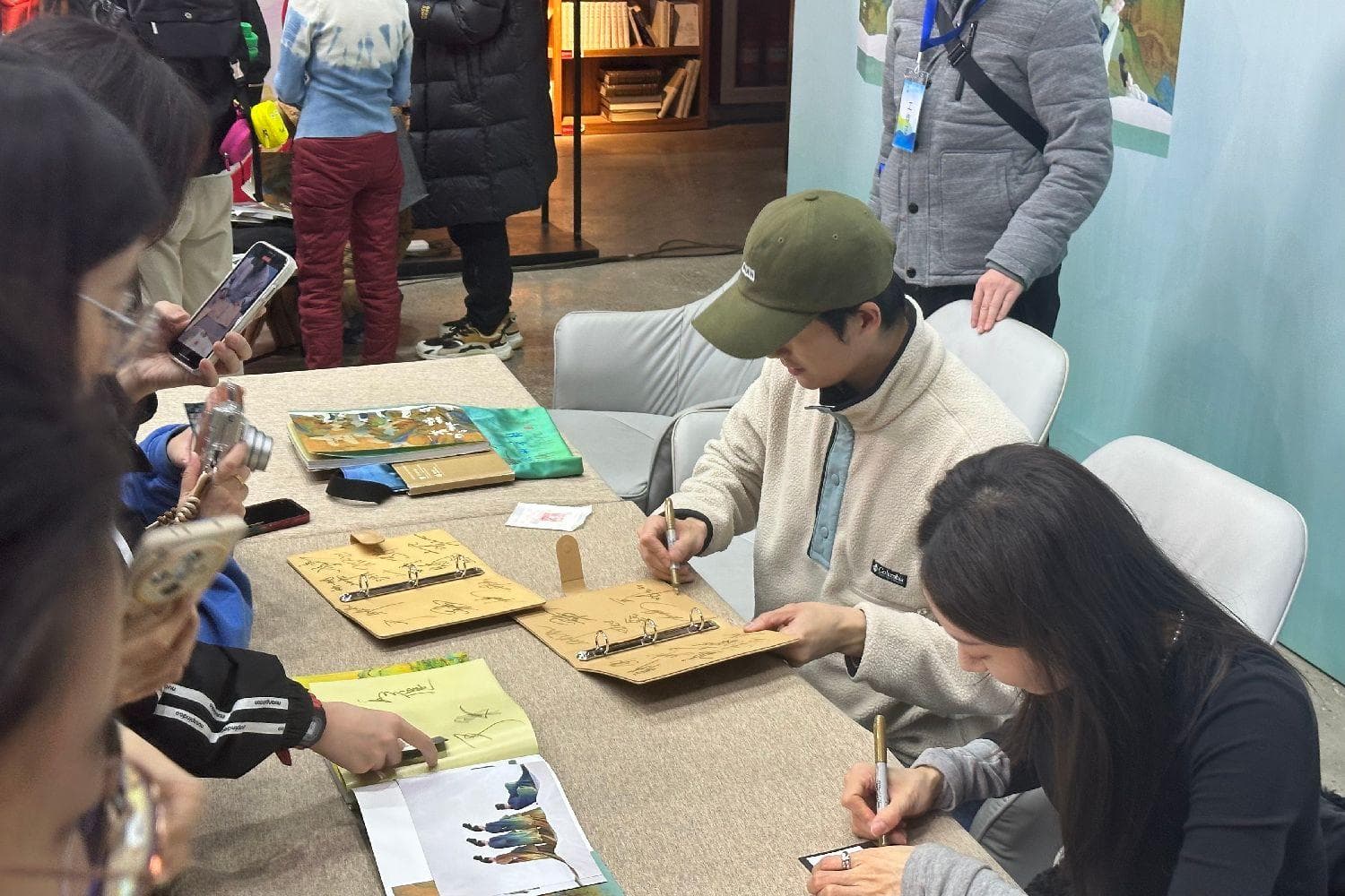 《只此青绿》“展卷”海外 舞动中式山水之美