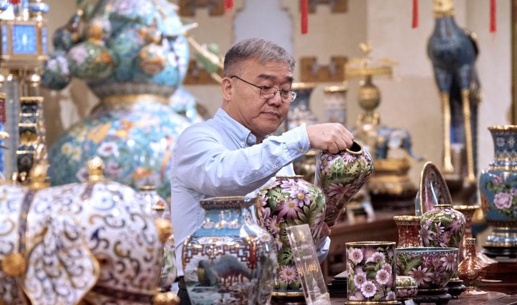 紫铜铸胎金丝婉转  工笔勾画浓淡相宜——探访景泰蓝大师工作室