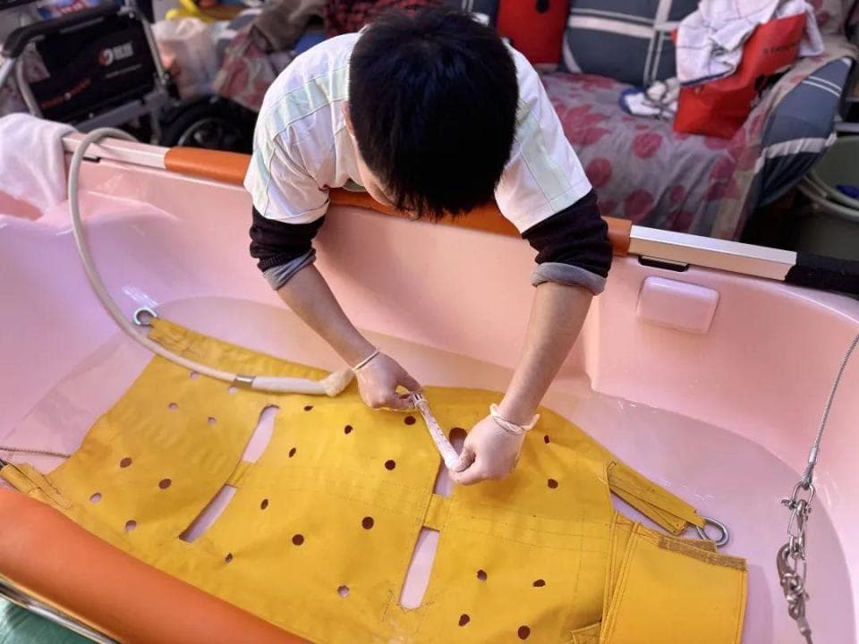 温暖到家！上门助浴服务让老人“洗”迎新春