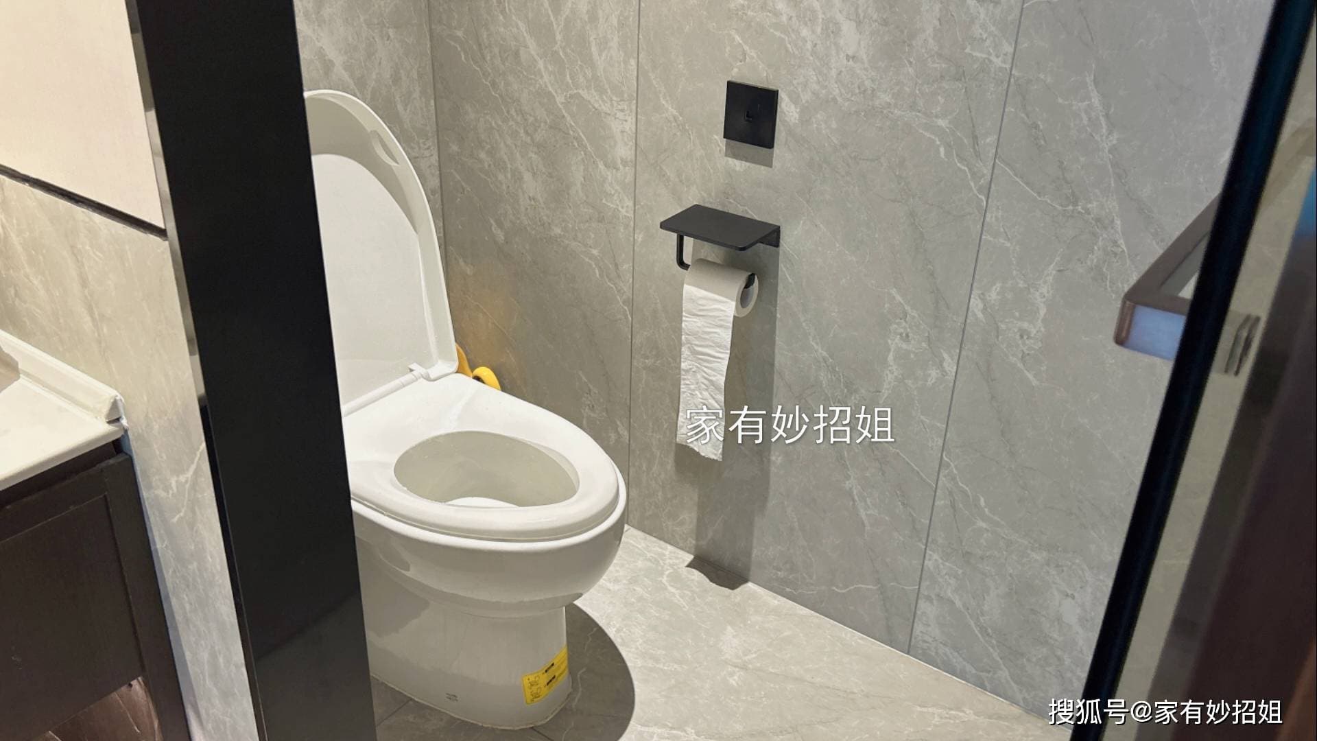 马桶不用时，盖子是敞开好还是关上好？别不当事，看完提醒家人