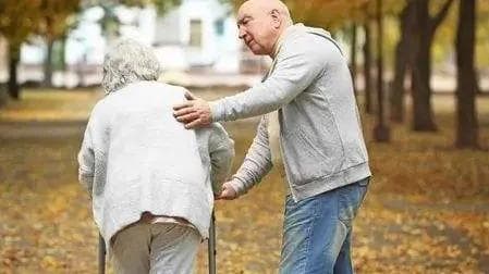 帕金森病患者在日常生活中，如何通过康复训练延缓病情恶化？
