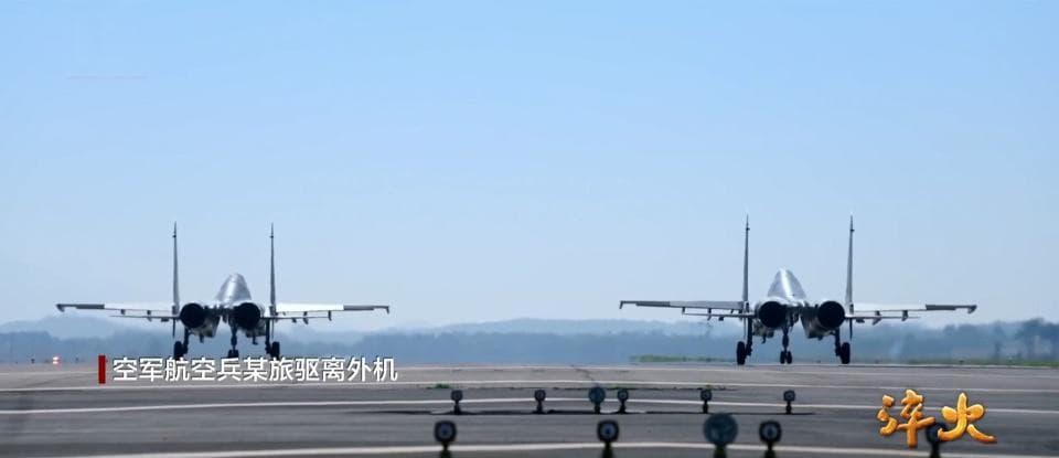 不再惯着：歼16横切P8A侦察机，还抛洒干扰弹，央视公开现场录像