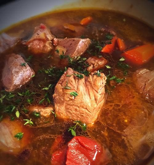 牛肉炖煮技巧大揭秘：如何炖出既美味又不柴的牛肉？