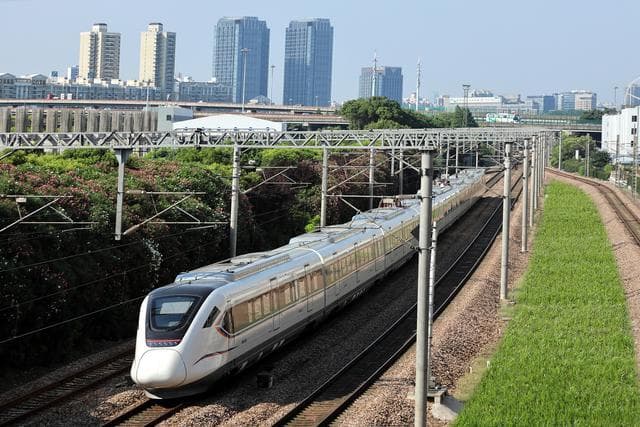 我国“三城市共用”的高铁站，出站后通过各自城市交通可抵达市区