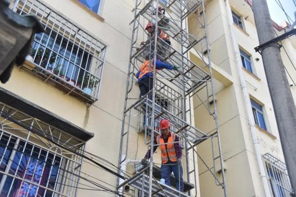 上海嘉定马陆镇：外墙新管道根治老旧小区污水难题