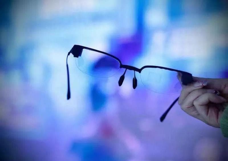 AR眼镜比太阳镜还薄？我国科学家实现关键突破！