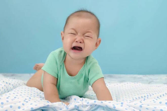 孩子一边很困一边狂哭不睡，咋办？