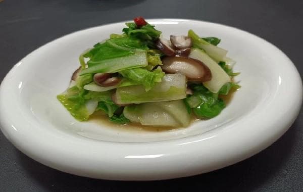 香菇炒青菜：简单美味的家常菜制作指南