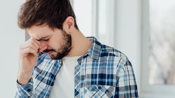 一个男人伤心爱哭怎么回事