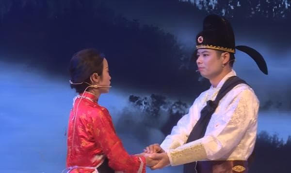 从《刘文龙菱花镜》到《文龙与肖妮》：戏剧中的文化交融