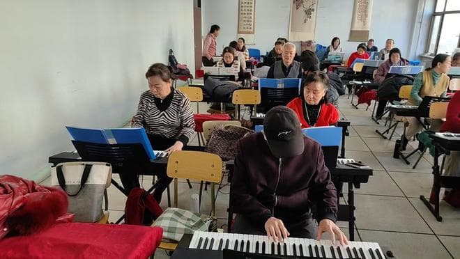 琴声奏响老年欢乐人生