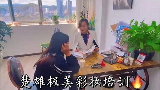 新手化妆必学：从粉底到眼妆的实用技巧