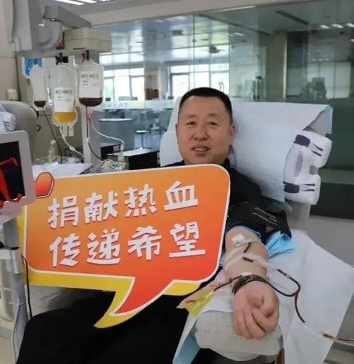 无偿献血传递生命之光：一位献血英雄的奉献之路
