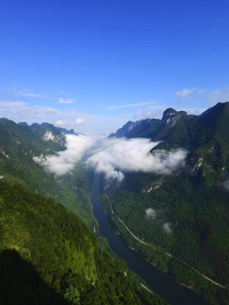 探索广西河池的十大必游景点，让你流连忘返！