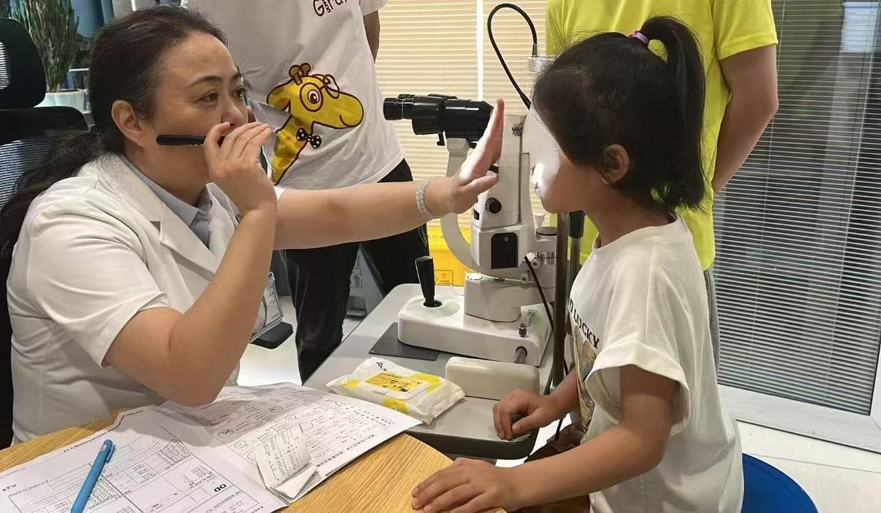 孩子近视千万不能拖  要及时配镜