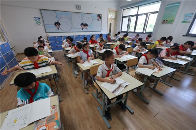 开学了，家长又因座位焦虑了？保护学生视力学校其实有妙招