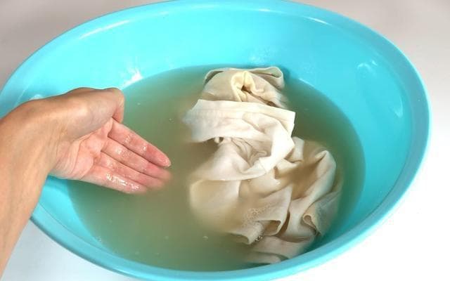 洗衣服到底要不要浸泡1小时？许多人做错，难怪衣服都是臭的！