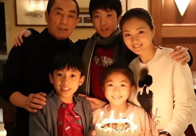 71岁张艺谋喜事连连：二儿子耶鲁录取，家庭事业双丰收