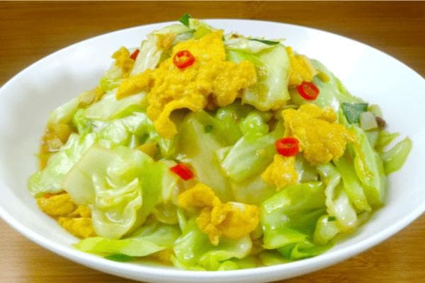 包菜炒鸡蛋，一道看似简单却蕴含了无数家庭温暖与爱的家常菜