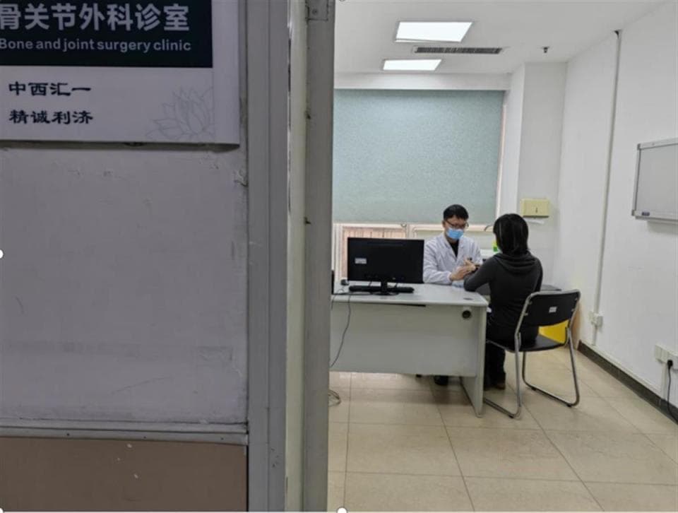 女子腋窝下出现鹌鹑蛋大小包块，竟和剃腋毛时这个不当行为有关