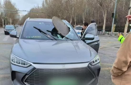 井盖被前车碾压飞起砸后车，责任谁担？赔偿由谁出？法律解读与建议