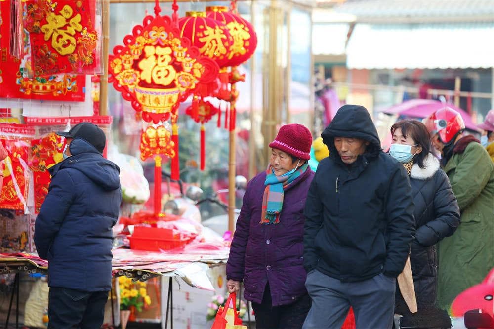 经济压力大，年味变淡：2025年春节为何显得“冷清”？