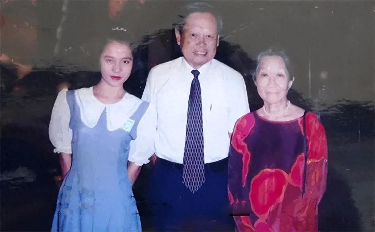 1995年，19岁的翁帆和杨振宁、杜致礼夫妇在广东，一张罕见的合影