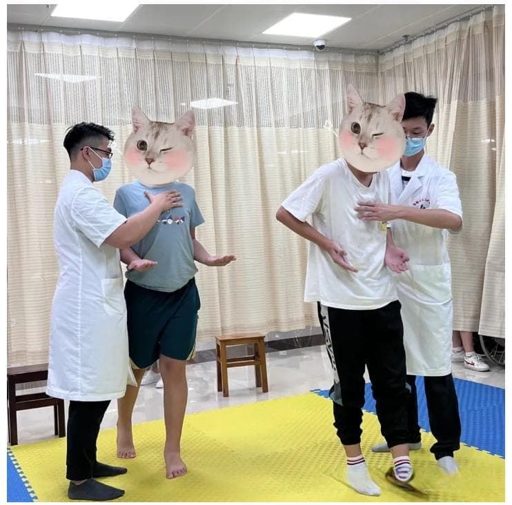 青少年出现驼背、高低肩？5步自查脊柱侧弯→