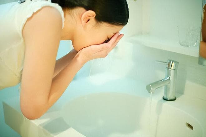 冬天坚持用“冷水”洗脸的人，坚持一段时间后，身体会有哪些变化