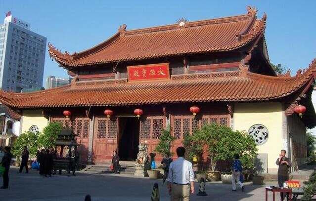 经典佛家名联解读：菩萨与金刚引路，智慧共慈悲并行