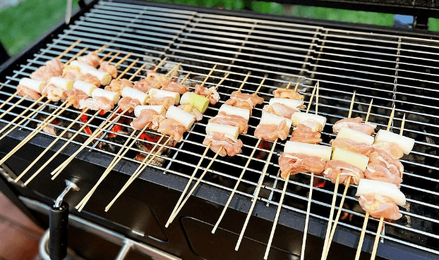烧烤入门指南：从工具食材到实战技巧，让你轻松掌握烧烤精髓