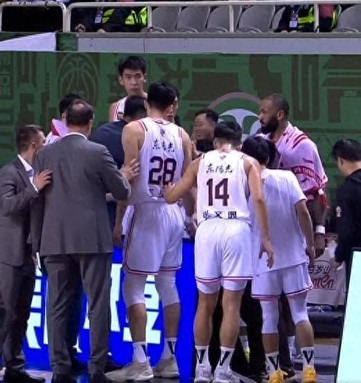 广东宏远九连胜！强势击败同曦，剑指总冠军