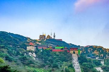 泰山：五岳之首的自然与人文之美