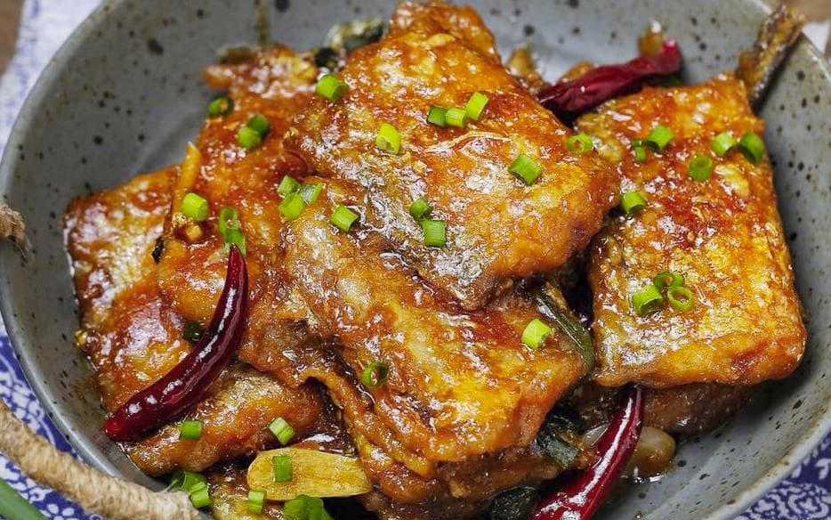 红烧带鱼这样做，完整不碎还鲜香下饭