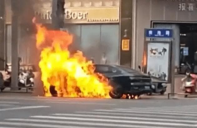 比亚迪汉EV提车三天当街自燃？新能源车安全问题再次拉爆舆论！