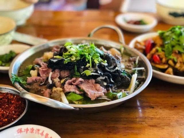 乐山美食街打卡攻略：从网红小吃到地道美食，一文吃遍乐山