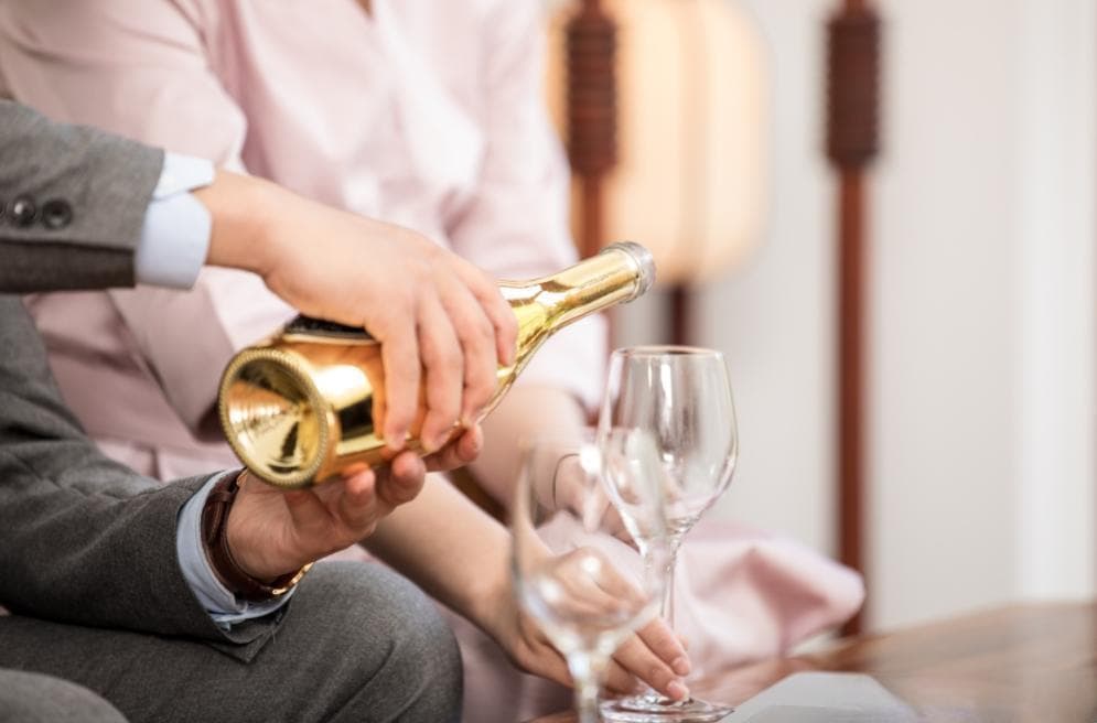 酒桌上的隐形雷区：反手倒酒