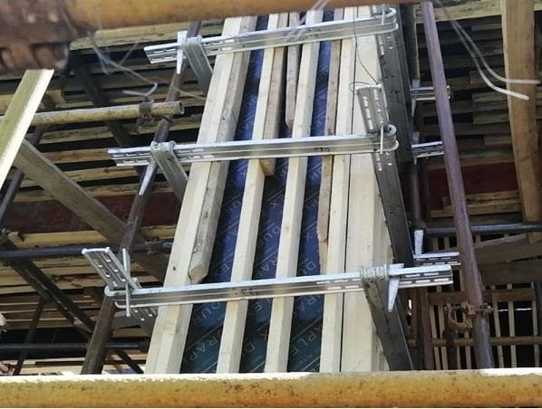 方柱扣加固件材质对比与选择建议