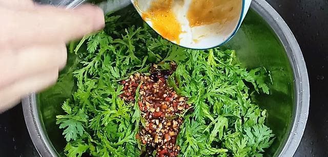 蒜香茼蒿的美味做法（用新鲜茼蒿和独特的蒜味，做一道简单又美味的菜肴）