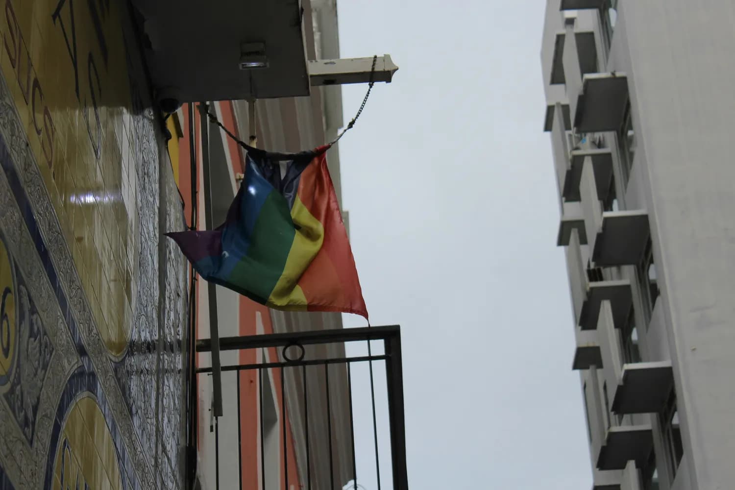 美国大使馆禁挂彩虹旗，LGBT群体权益遭遇新挑战
