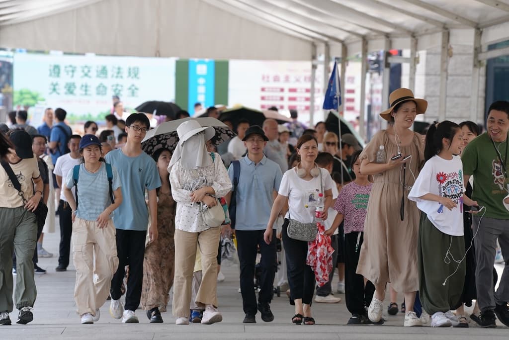 抢不到票，游客在大门口心酸“神游”，三星堆支招：这个时段可抢延时票