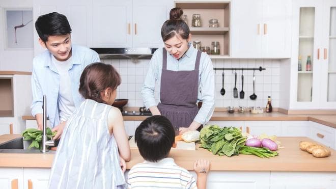 家庭教育中怎样教孩子自信地表达自己的观点和感受？