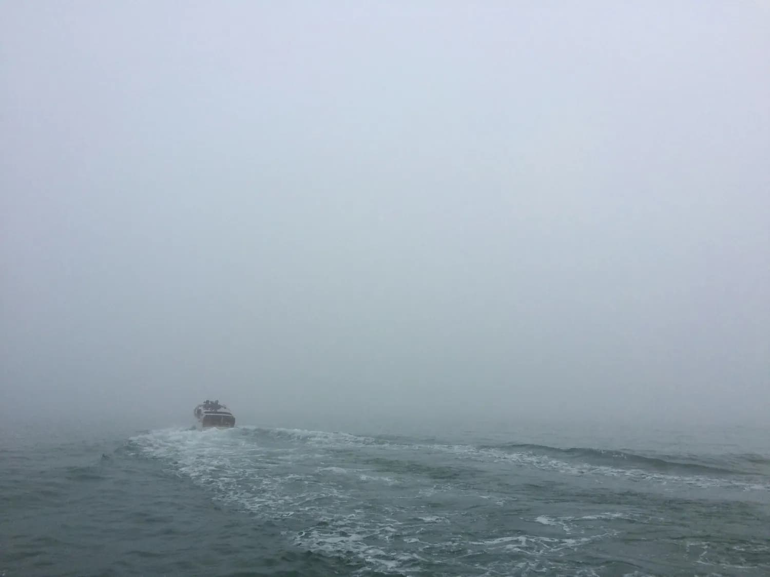 琼州海峡大雾停航，海口三港暂停运营