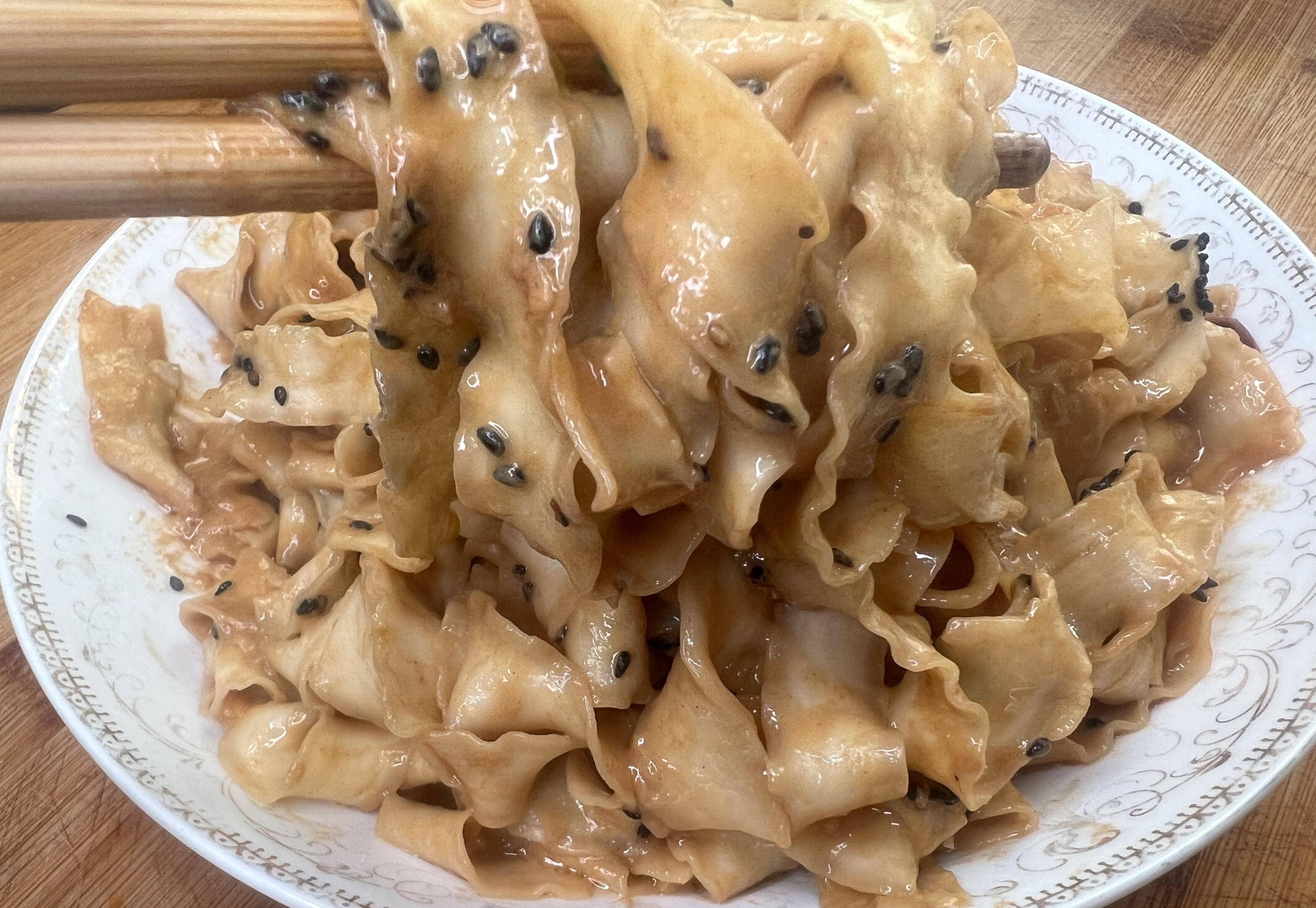 麻酱热拌面的简单做法来啦，干面条就可以，酱香浓郁，越吃越过瘾