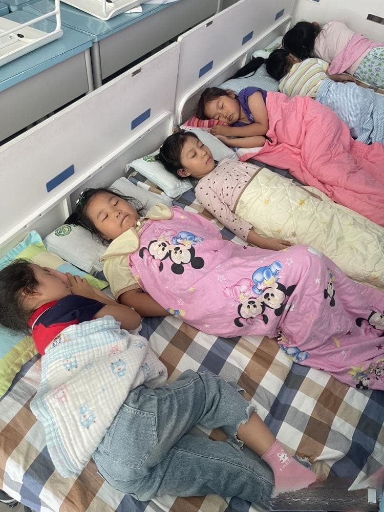 全国多地中小学探索“躺平式”午睡，超九成小学生睡眠不足？
