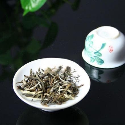 茉莉银毫：20余天窨制而成的中高档茉莉花茶