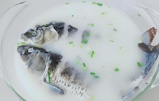炖鱼汤绝技！掌握3招炖出奶白鲜汤，避开误区轻松上手