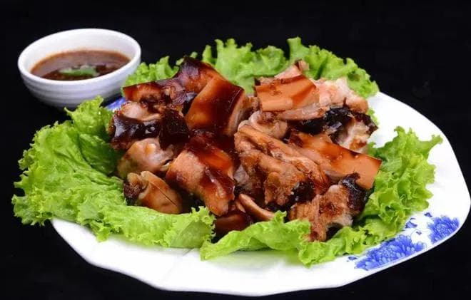 青岛十大传统美食：从辣炒蛤蜊到海鲜水饺，哪一道最让你心动？